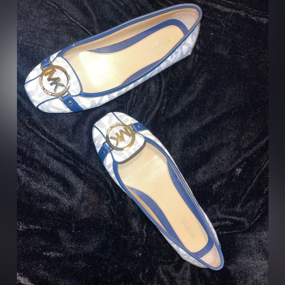 Michael kors - Fulton mox size 7.5 white w/ blue on the front a Gold emblem - Picture 2 of 7